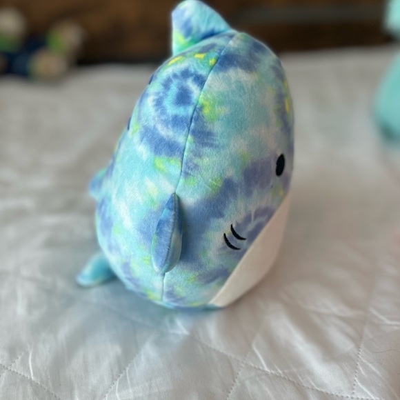 New Luther The Tie Dye Shark Squishmallows - Picture 11 of 14